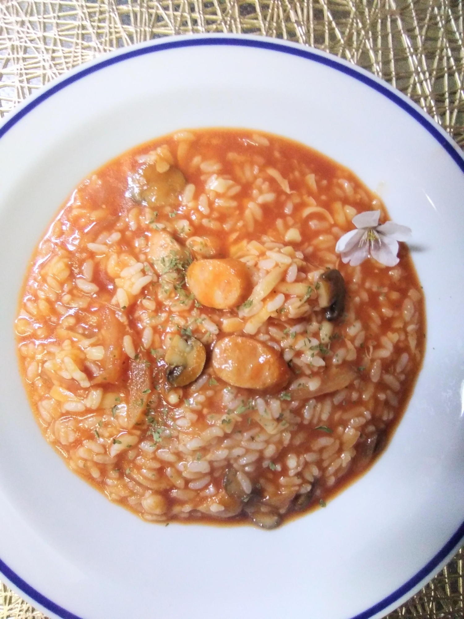 マッシュルームとウインナーのトマト雑炊