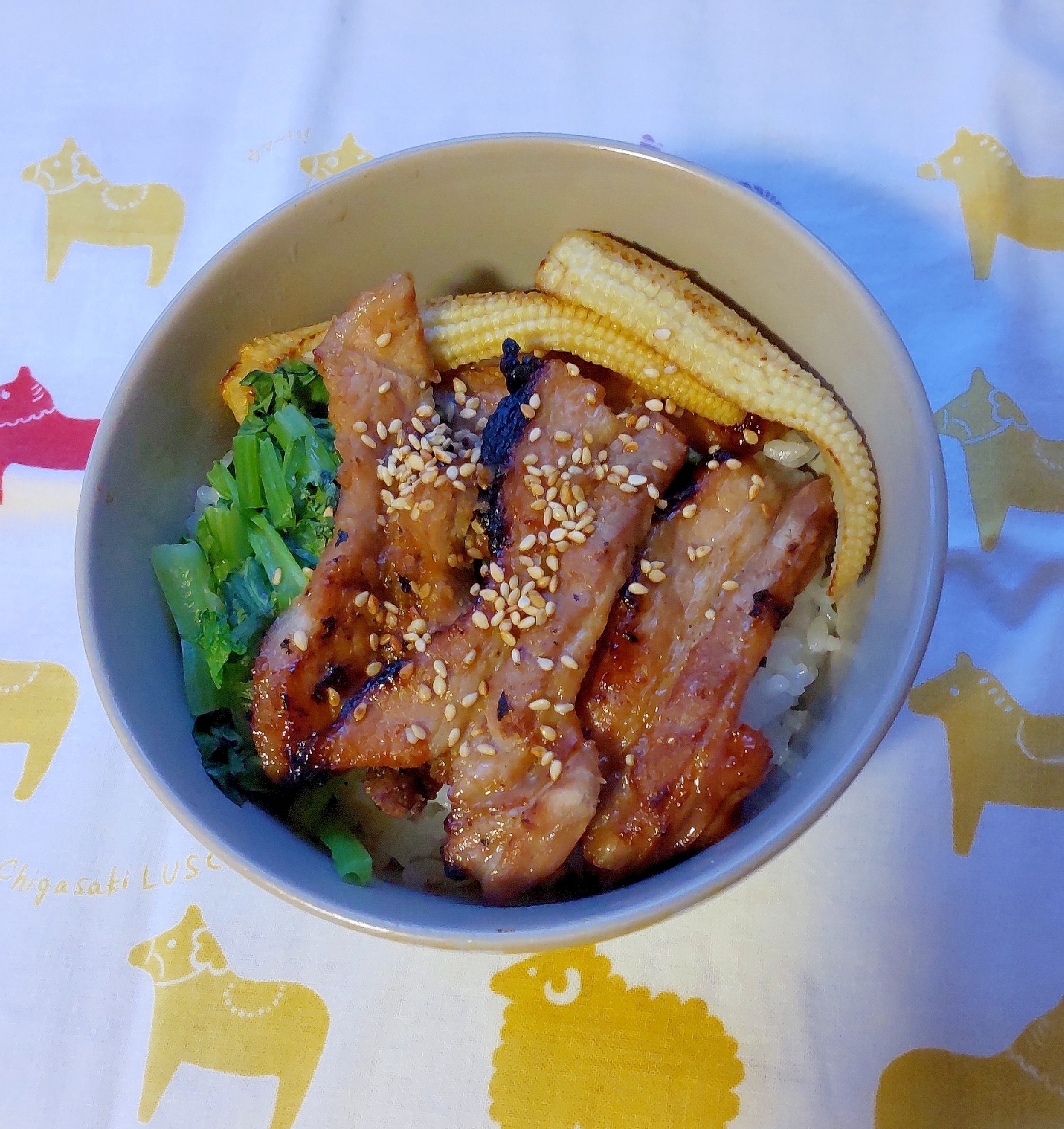 厚切り豚バラ肉の焼肉丼♪ レシピ・作り方 by 花時計｜楽天レシピ