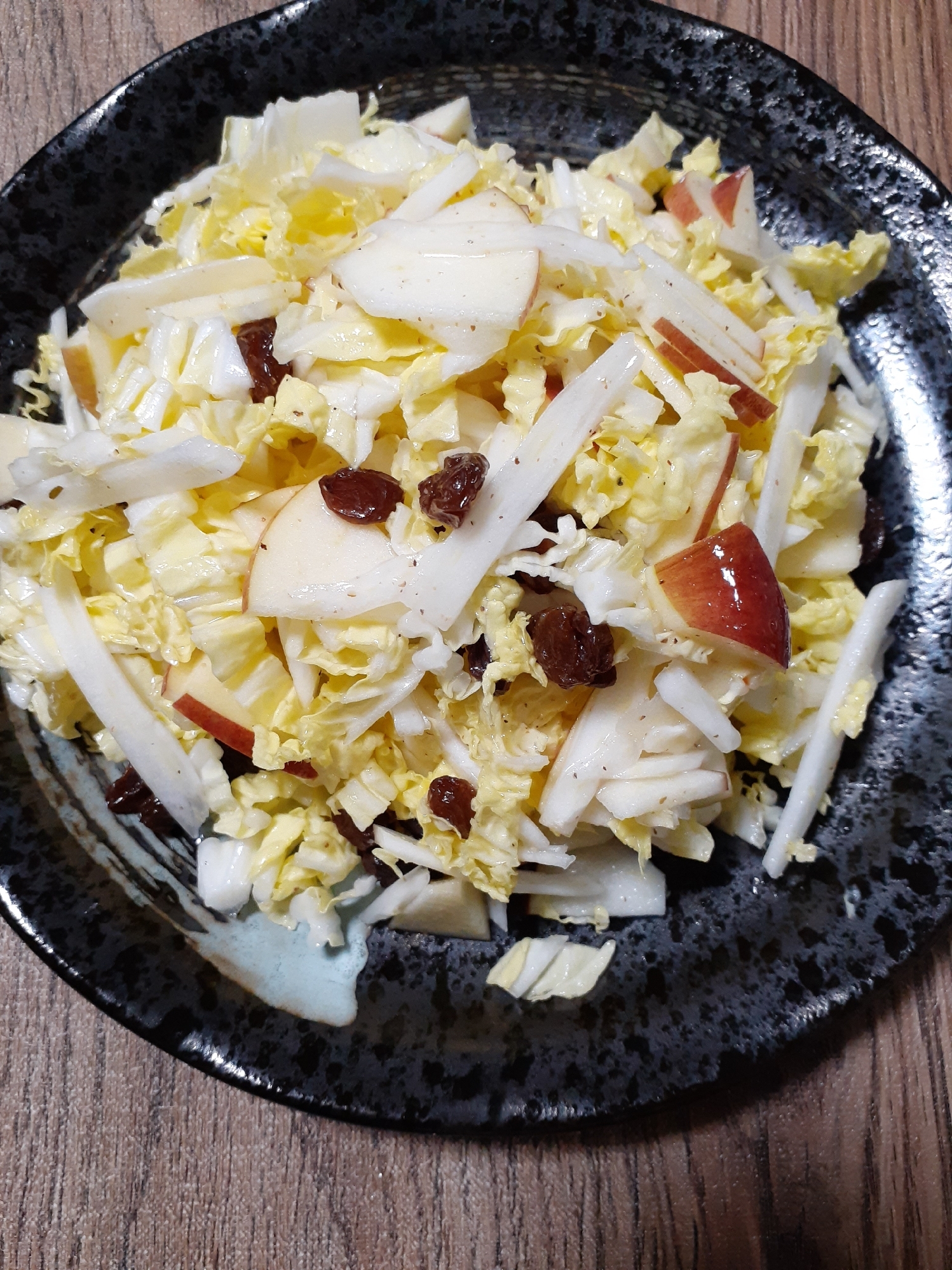 白菜とリンゴとレーズンの簡単サラダ