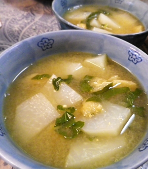 油揚げとコールラビの味噌汁