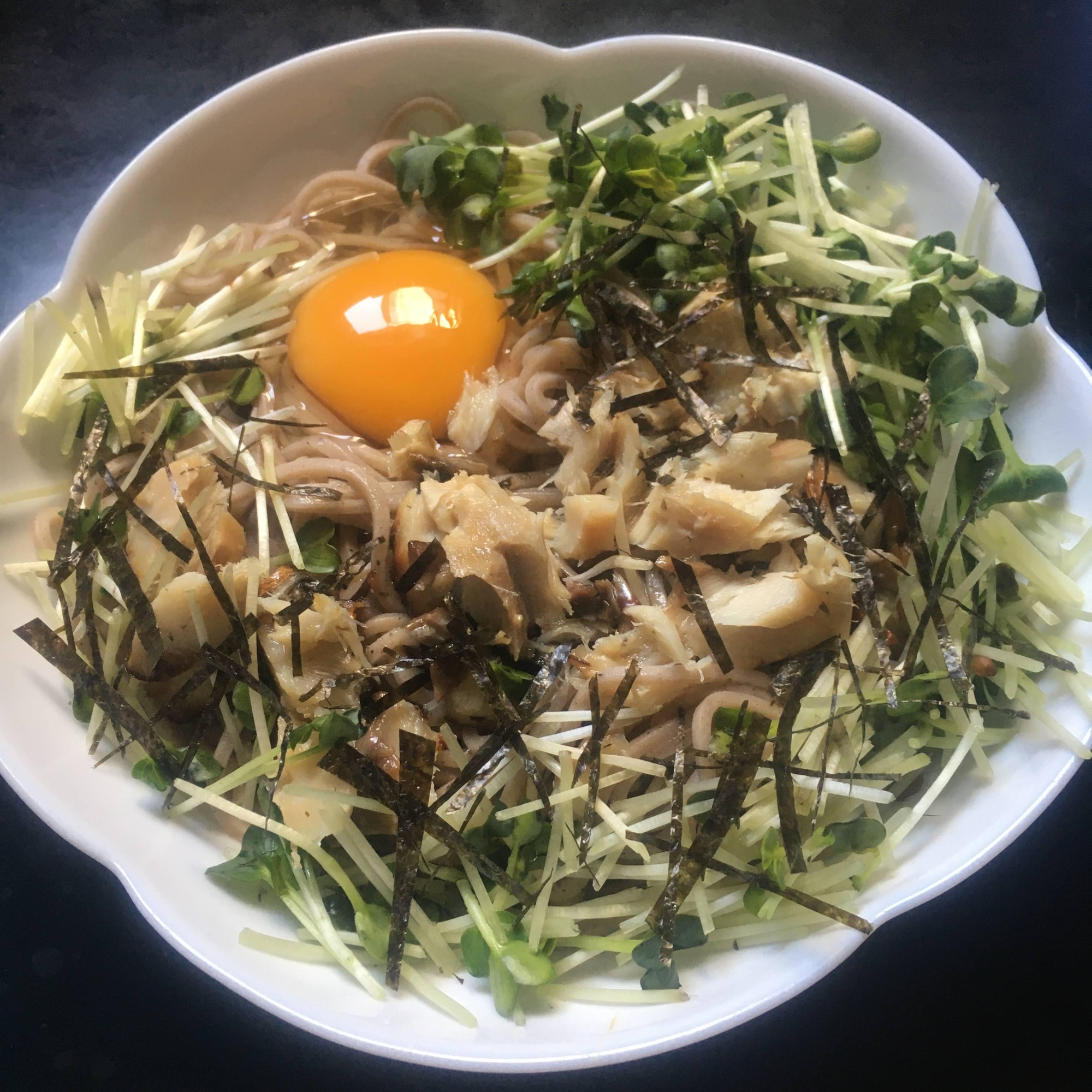 鯖ほぐし、かいわれ、海苔の釜玉蕎麦