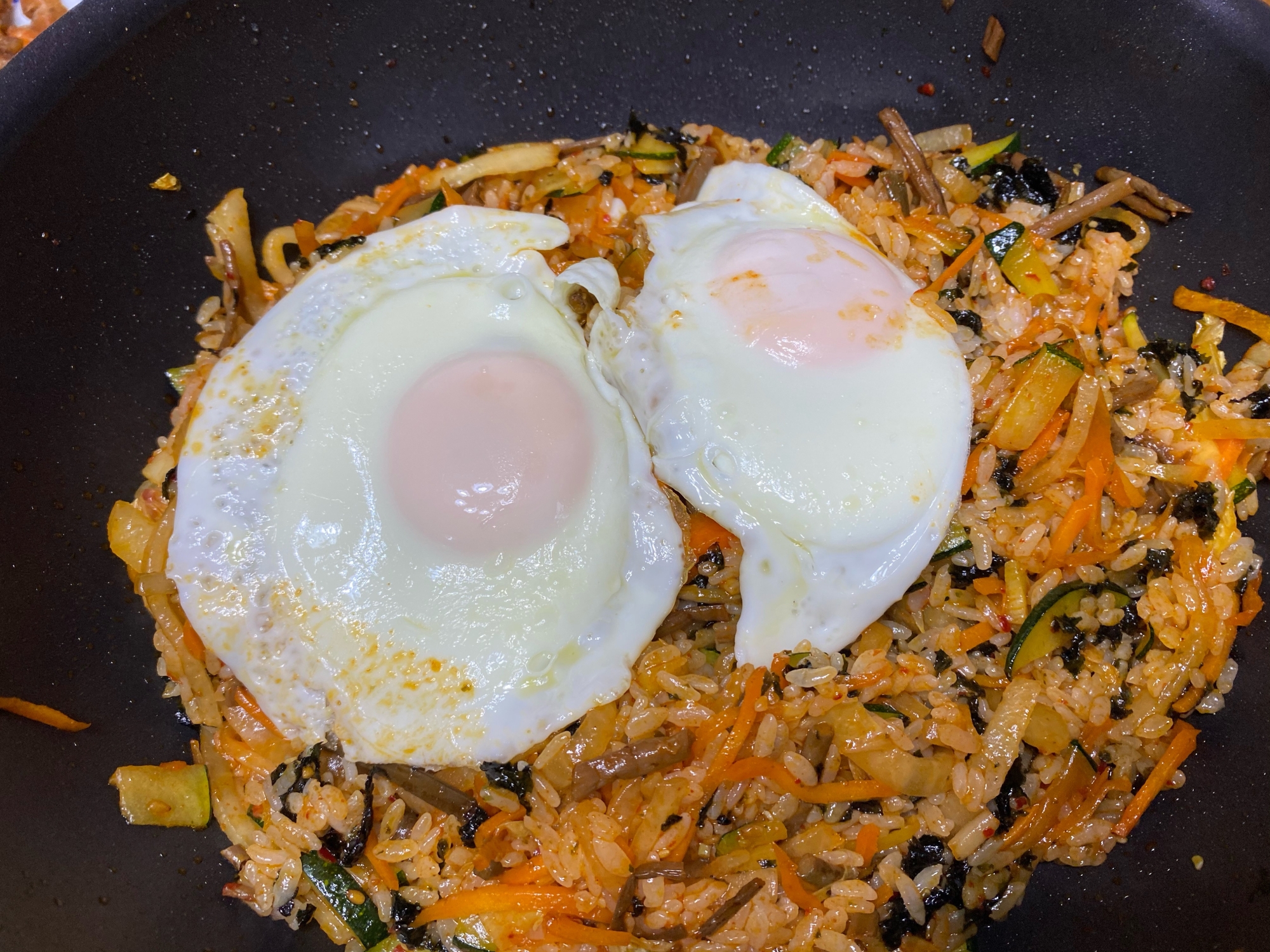 残ったナムルで絶品ピビンチャーハン！目玉焼きのせ