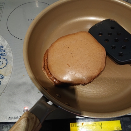 カカオニブときな粉のホットケーキ