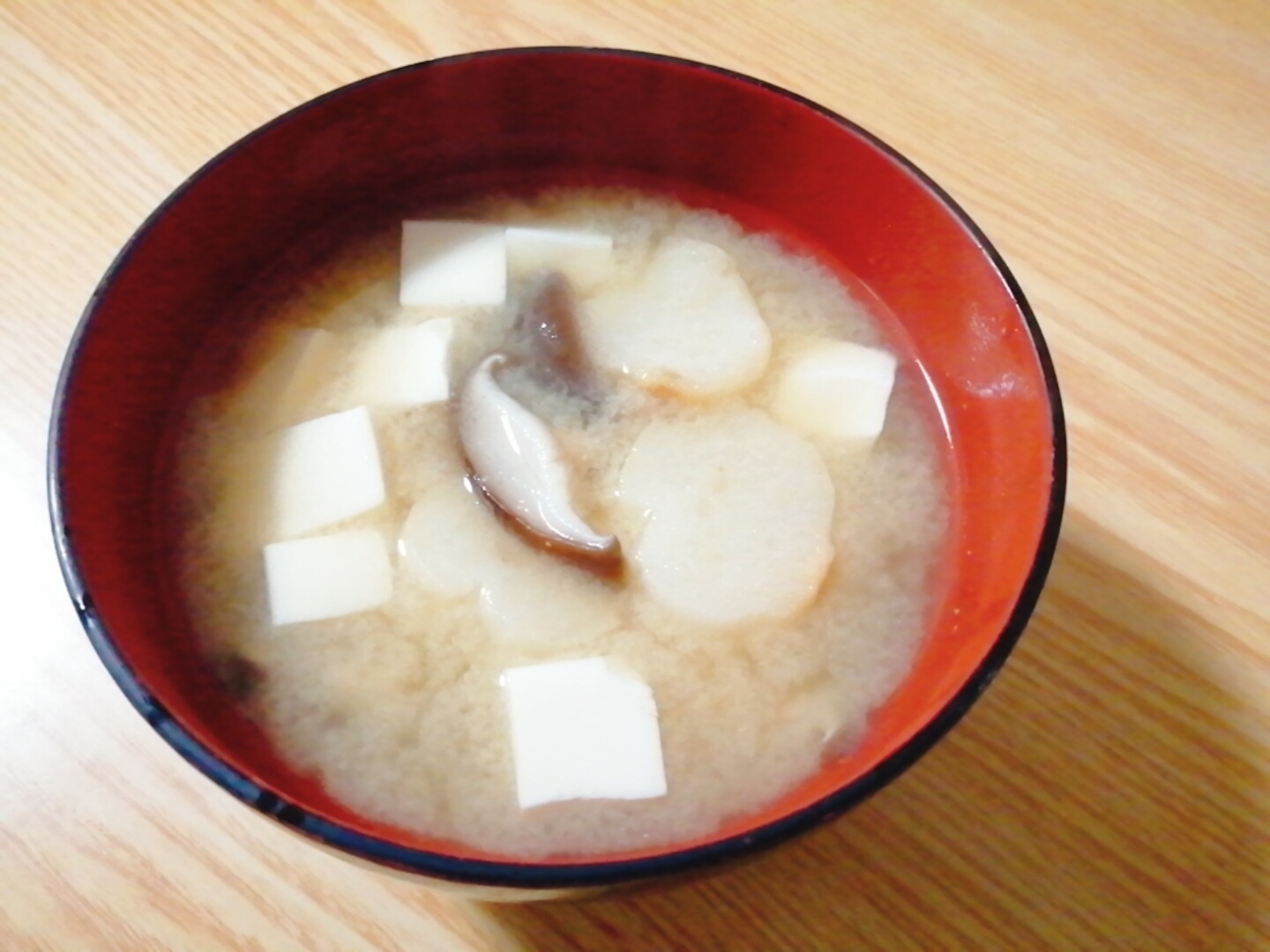 豆腐と椎茸と麩の味噌汁