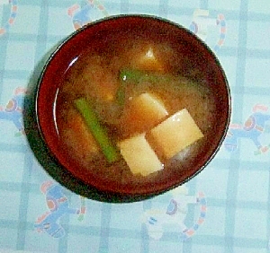豆腐とグリーンアスパラガスの味噌汁