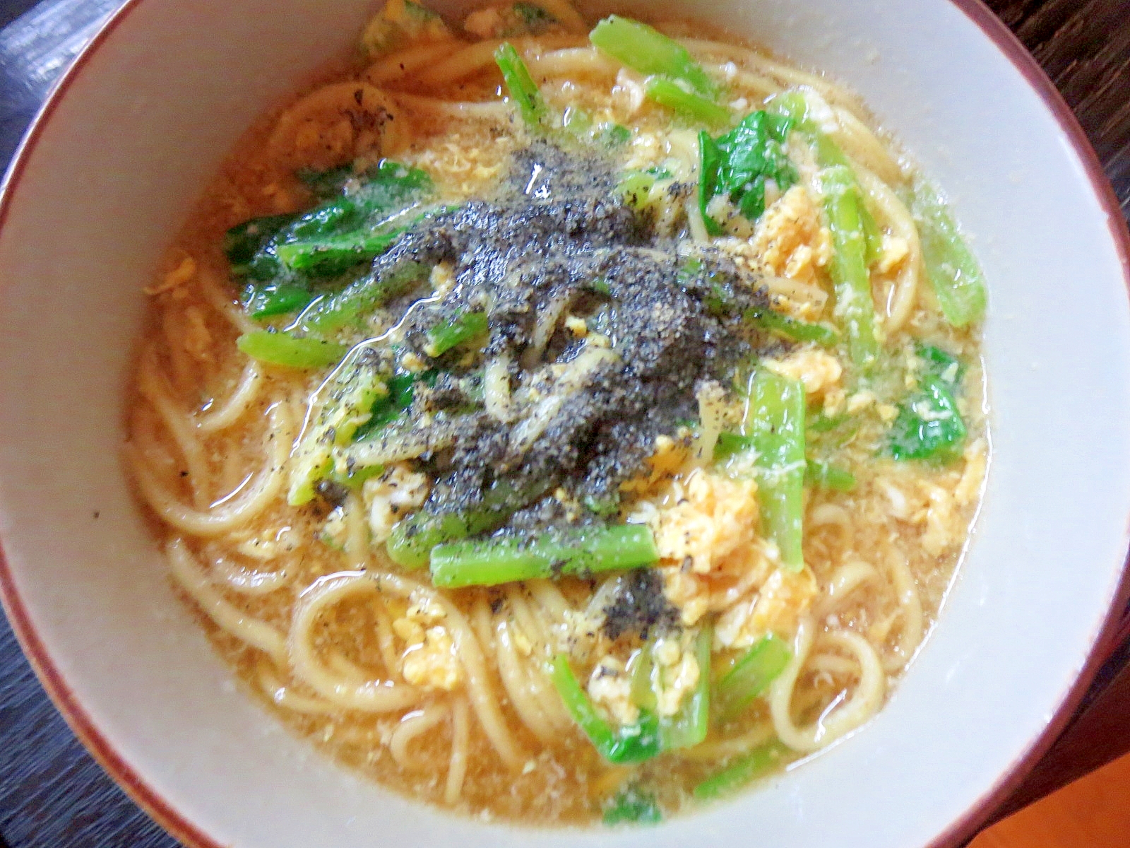 小松菜と黒胡麻の卵ラーメン