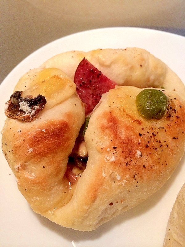 マッシュルーム・ツナ・サラミ・オリーブの贅沢パン