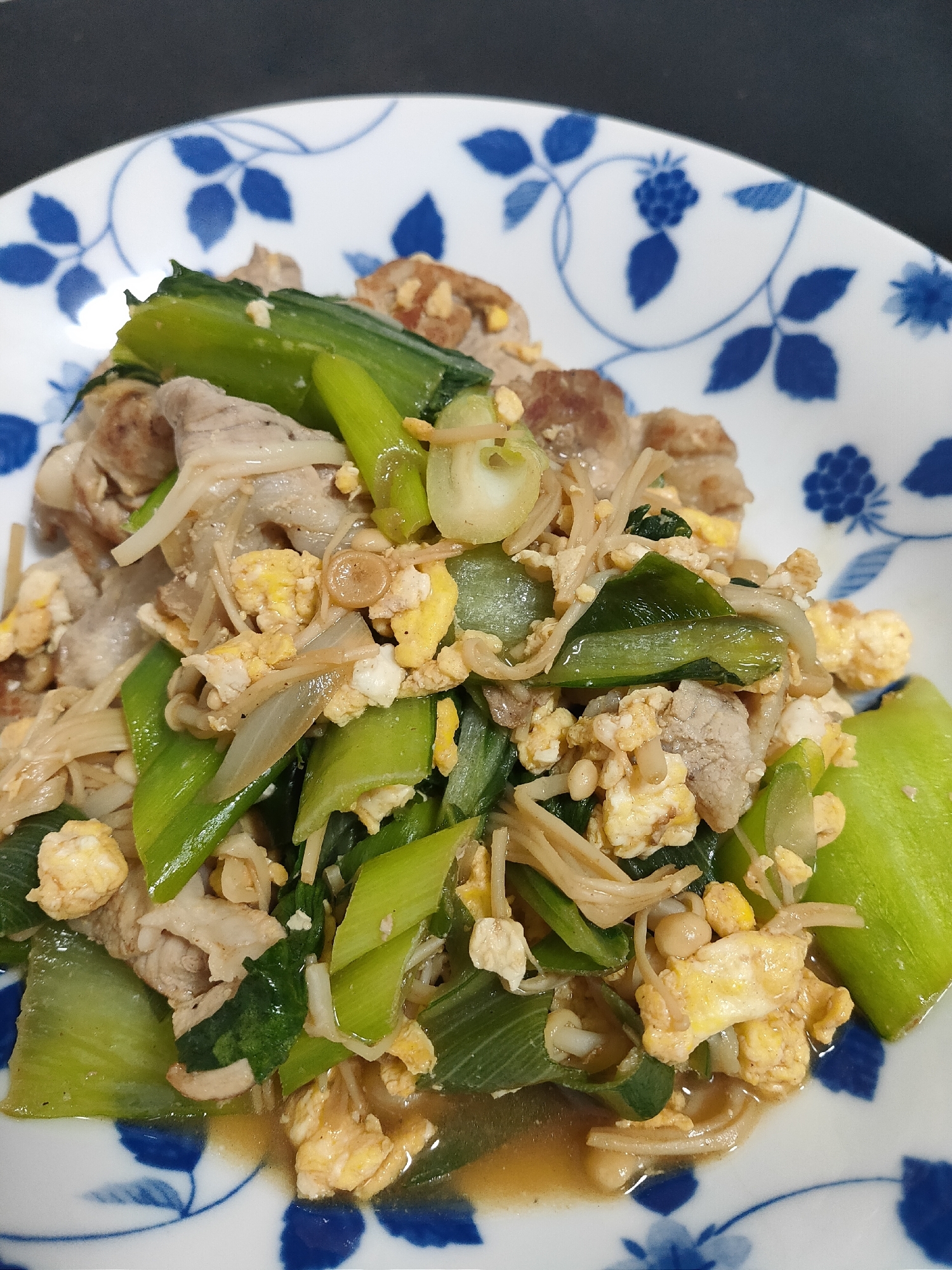 チンゲン菜と豚肉と卵を使った醤油炒め！