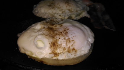 新玉ねぎの壁の中で目玉焼き