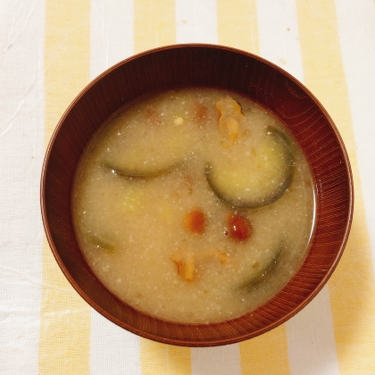 なすとしめじの味噌汁（昆布だし）