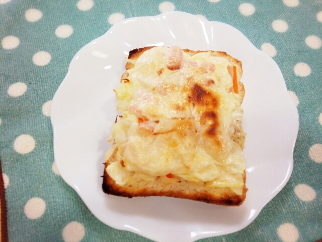 炒めキャベツとベーコンのチーズトースト