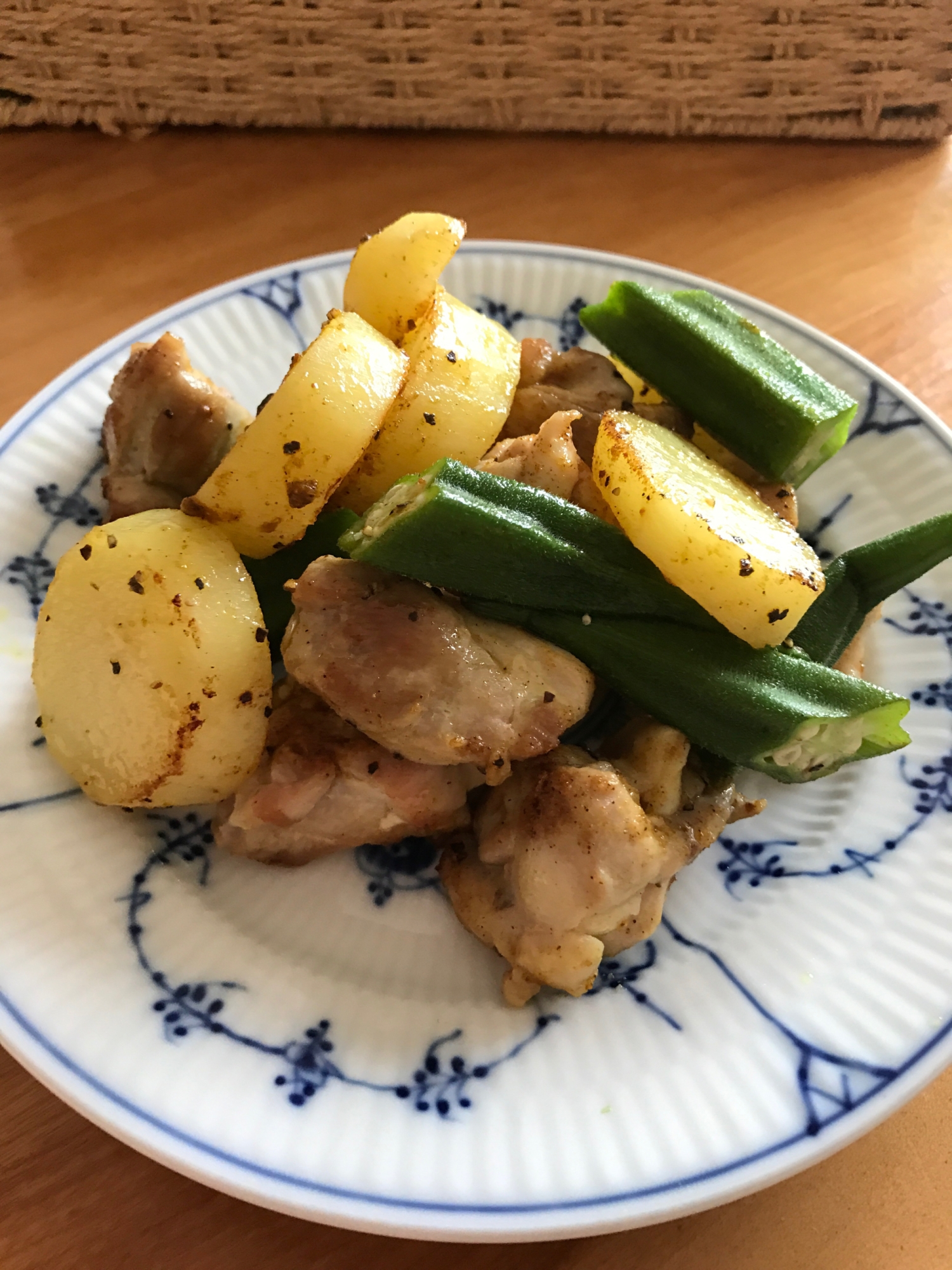 鶏肉とじゃがいも、オクラのカレー炒め