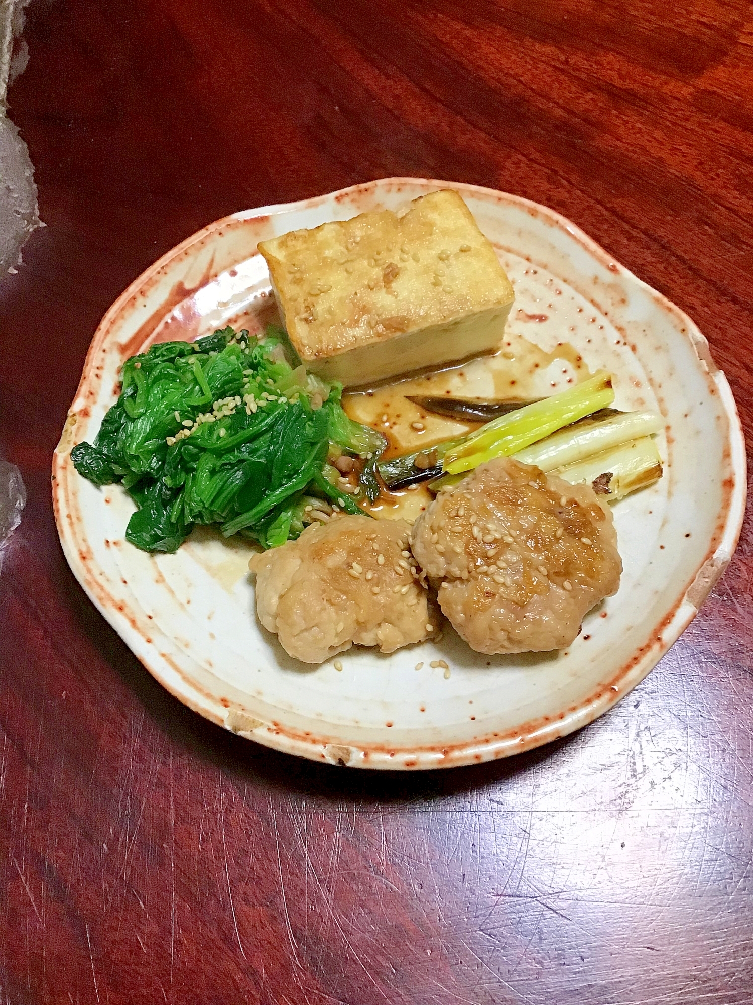 びんちょう鮪の照り焼きと焼き豆腐の盛り合わせ。