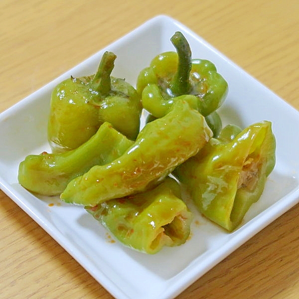 白い角皿に盛り付けた、万願寺とうがらしのオランダ煮