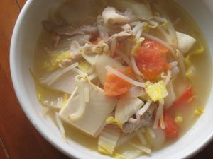 酢大好き！トマトと豆腐と野菜のピリ辛サッパリスープ