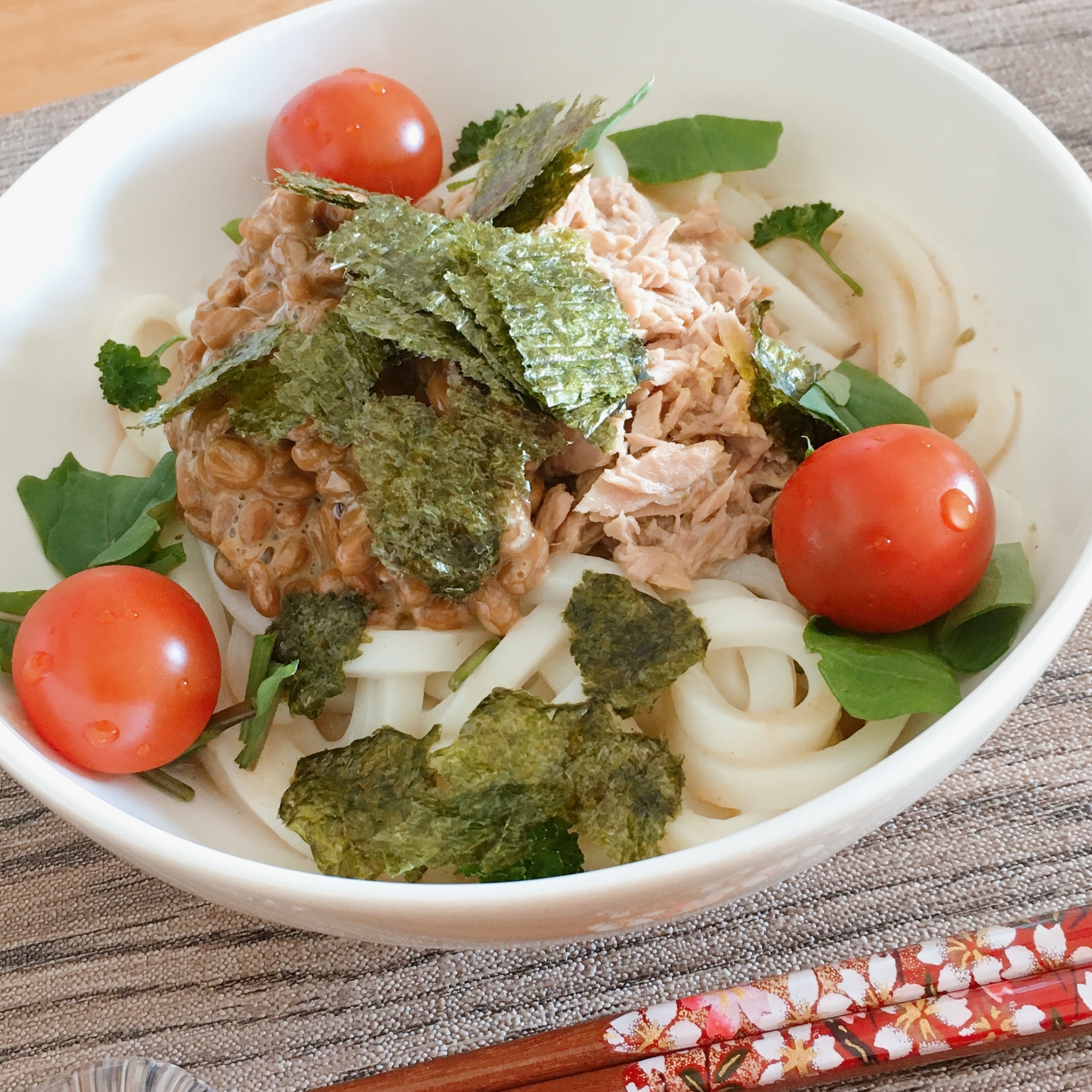 ツナ納豆と野菜の冷やしうどん