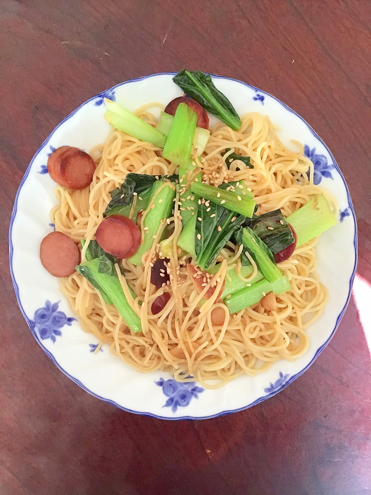 フランクフルトと小松菜の醤油パスタ。