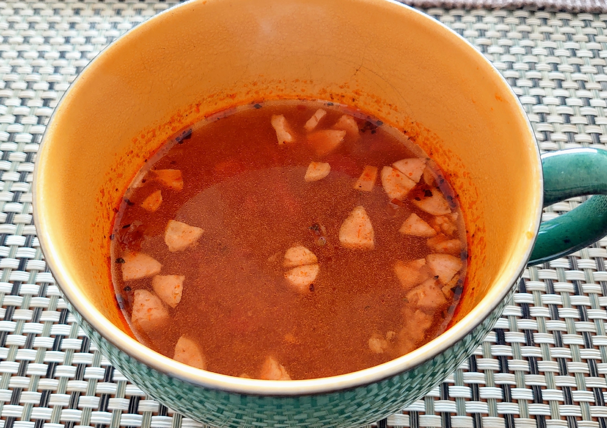 トマト缶とソーセージの簡単スープ