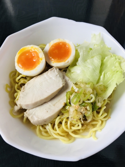 材料を混ぜるだけで簡単にラーメンのスープが出来てしまいますね。
使うお塩を色々と変えて作ってみたいです。
あっさり塩味で美味しかったです。