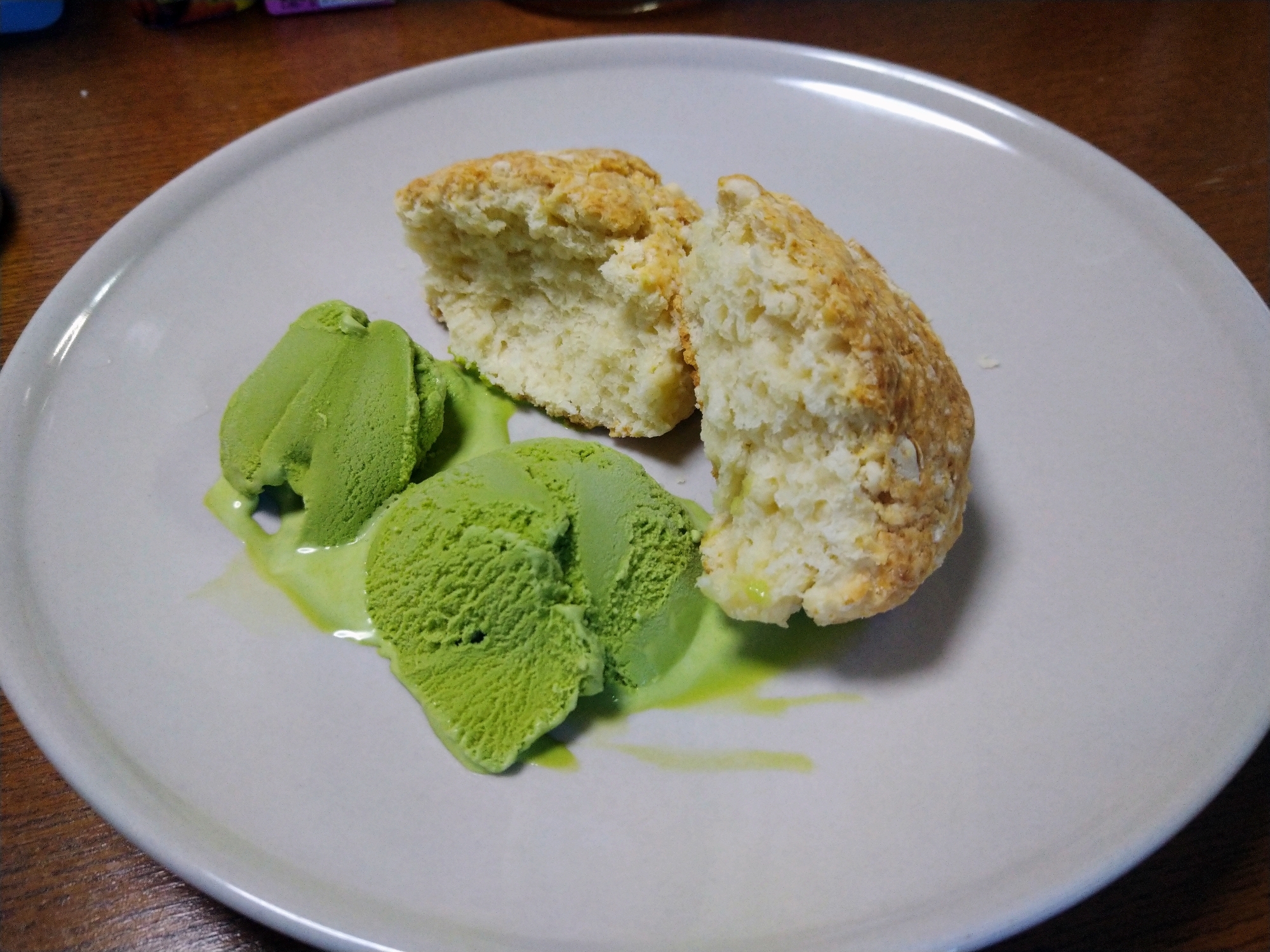 焼きたてスコーンの抹茶アイス添え