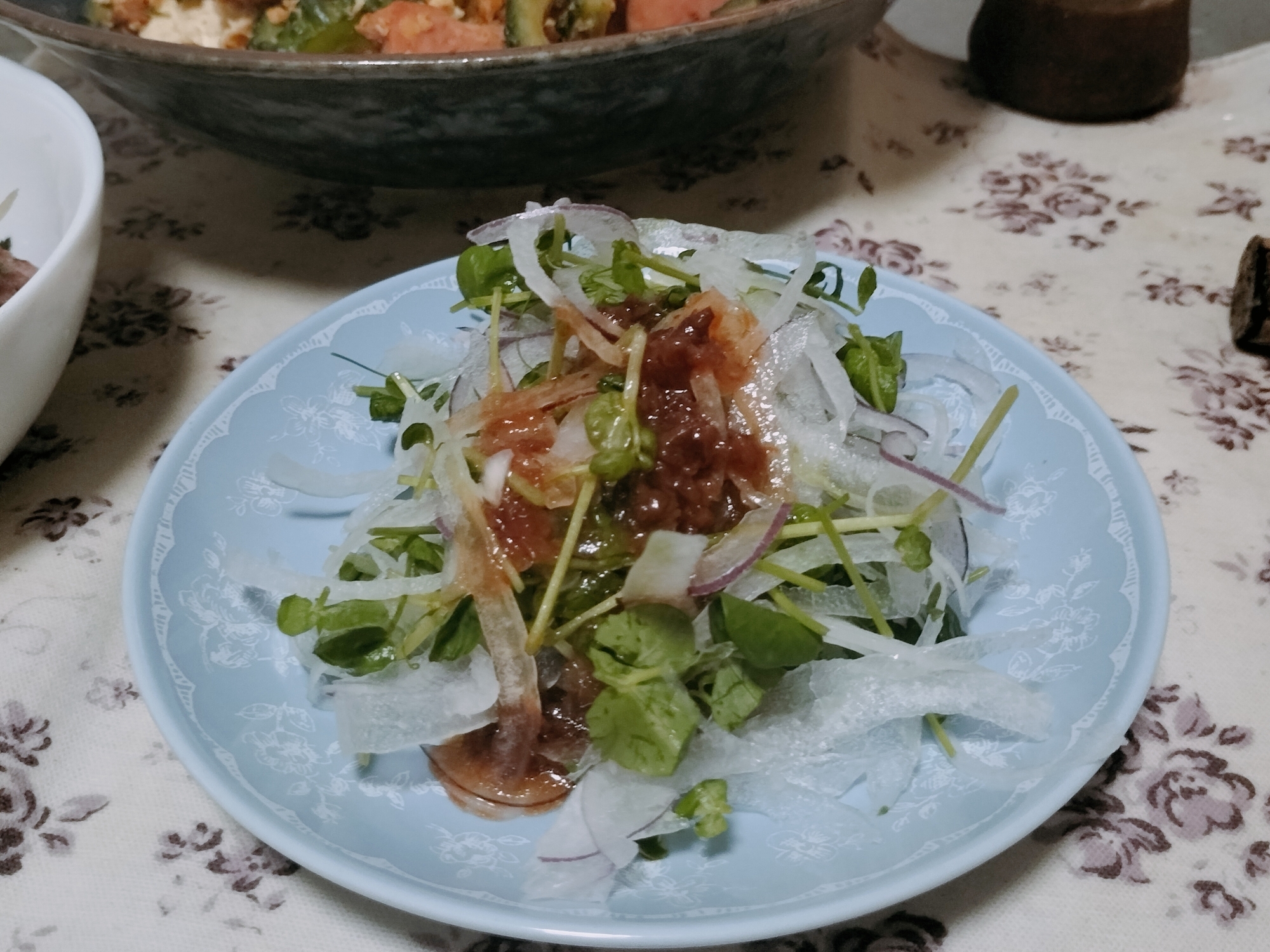 梅ドレッシングで食べる簡単豆苗オニオンサラダ