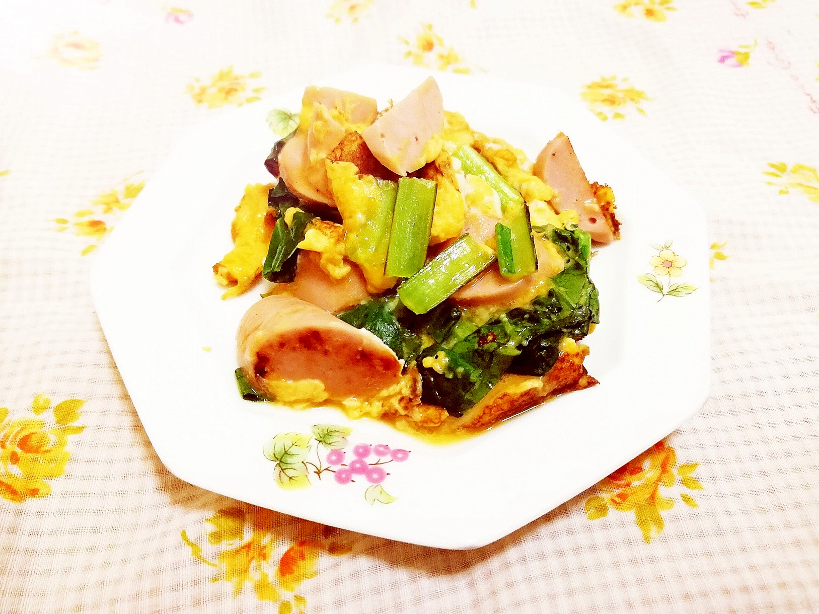 味噌風味♪小松菜とソーセージの卵とじ