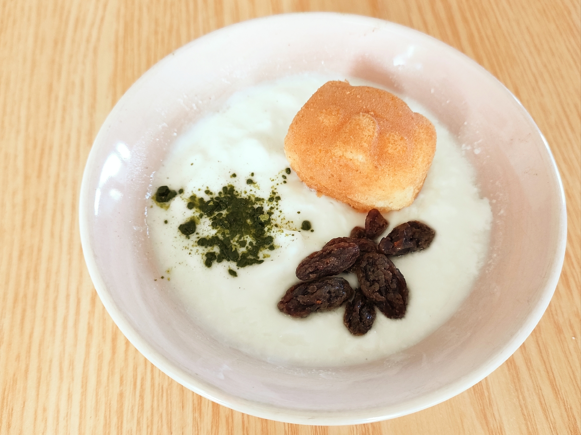 ひとくちカステラとレーズンと抹茶のヨーグルト