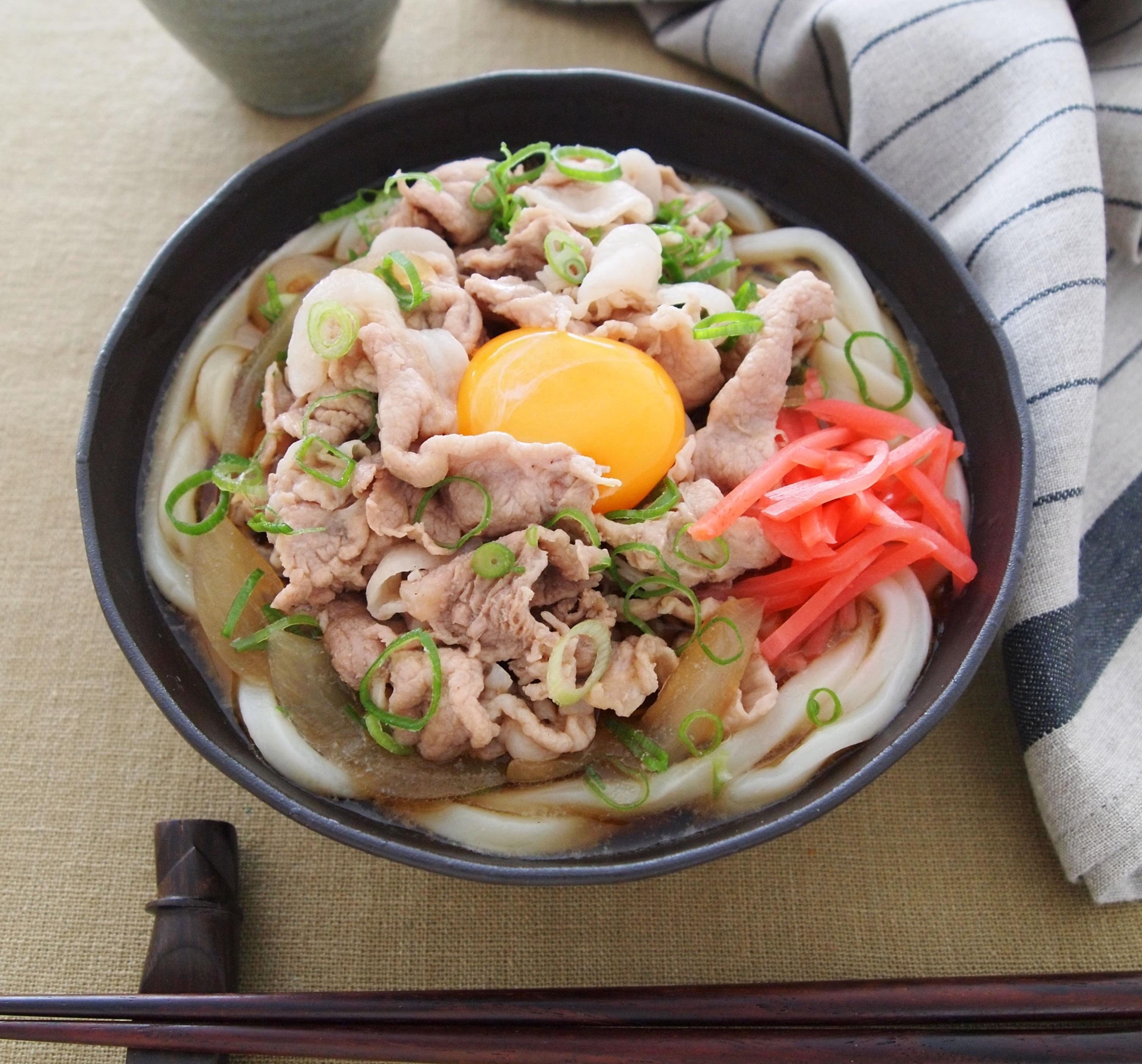 豚玉かけうどん（つゆだく豚丼風）