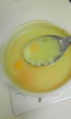 市販のカップスープに、とけるチーズと玉ねぎIN