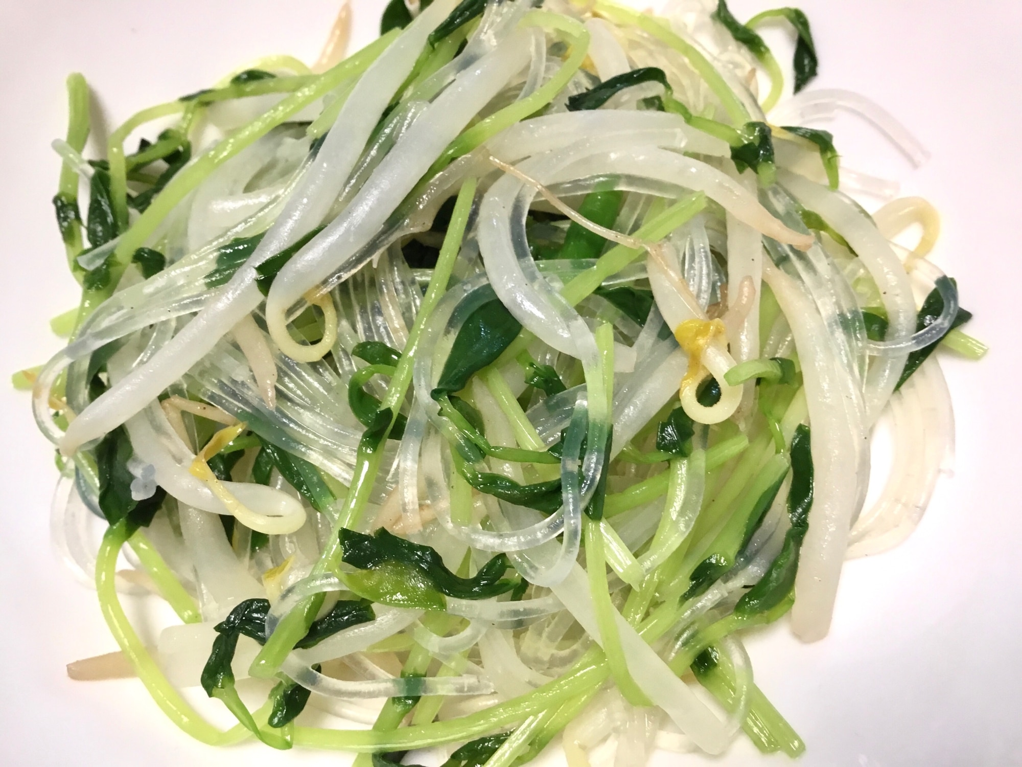 冬の葉、ナツメヤシ、オリーブのサラダのレシピ