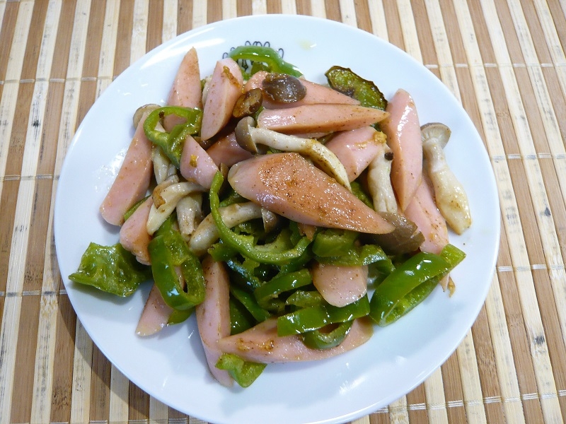 ピーマンとしめじと魚肉ソーセージ炒め