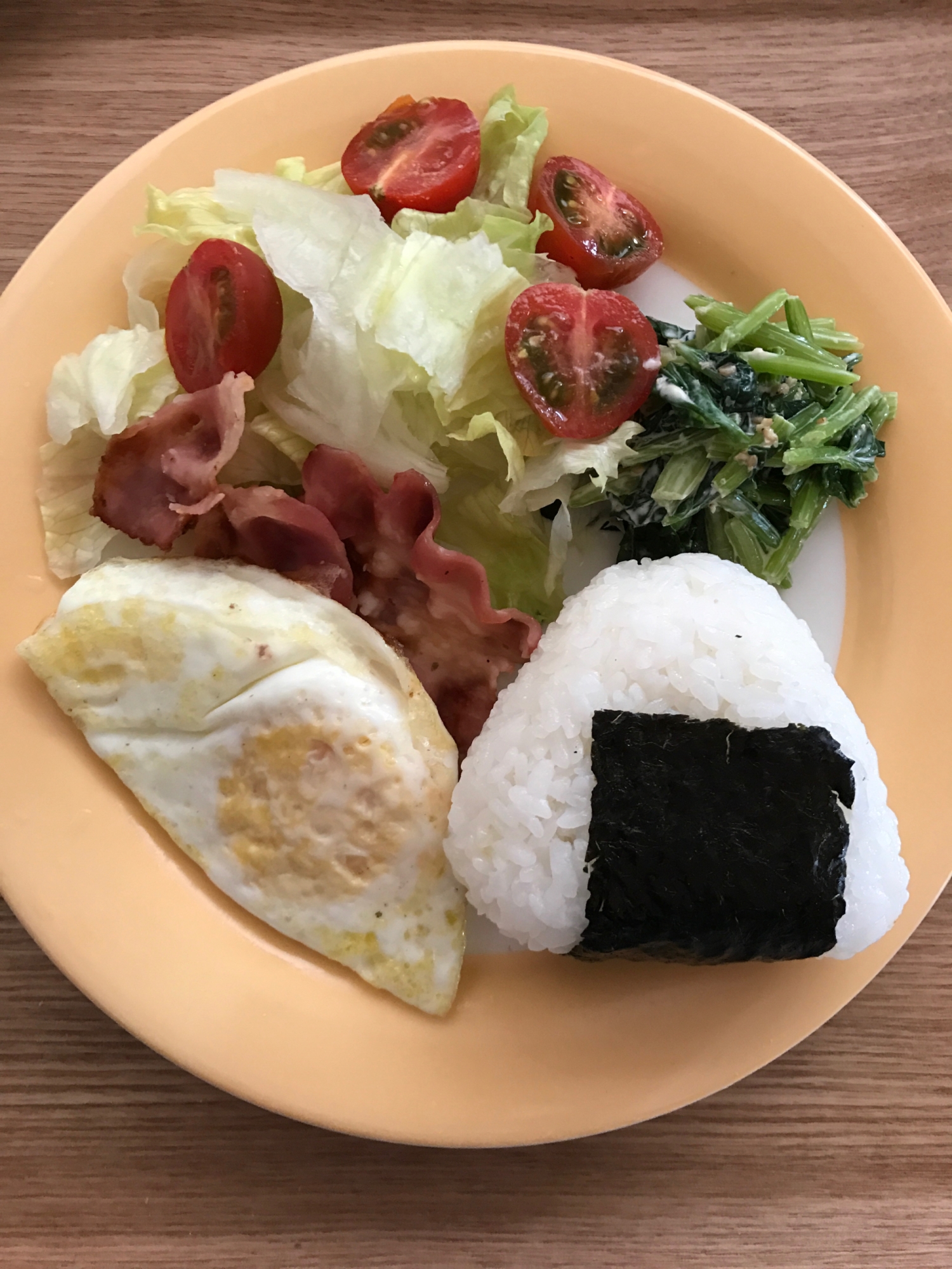 目玉焼きと海苔巻きおむすびの朝ごはん