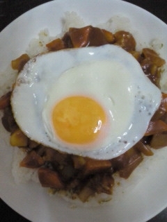 今日も実家から貰った野菜を使ってカレーを作ったよ～♪
目玉焼きでカレーの美味しさアップだよ～ヽ(^o^)丿
こんなに卵美味しいのに旦那さん好きではないんだねｗｗ