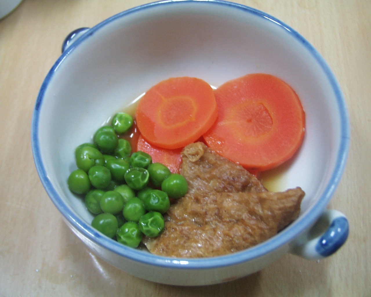 うすあげ、グリーンピース、にんじんの添え物