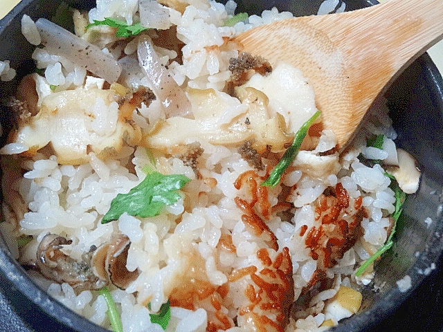あわびの炊き込みごはんをしゃもじでかき混ぜている様子