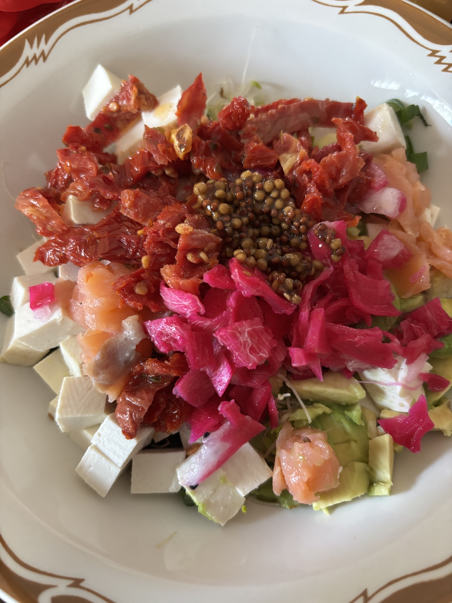 ドラゴンフルーツの薄皮入りトロピカルサラダ