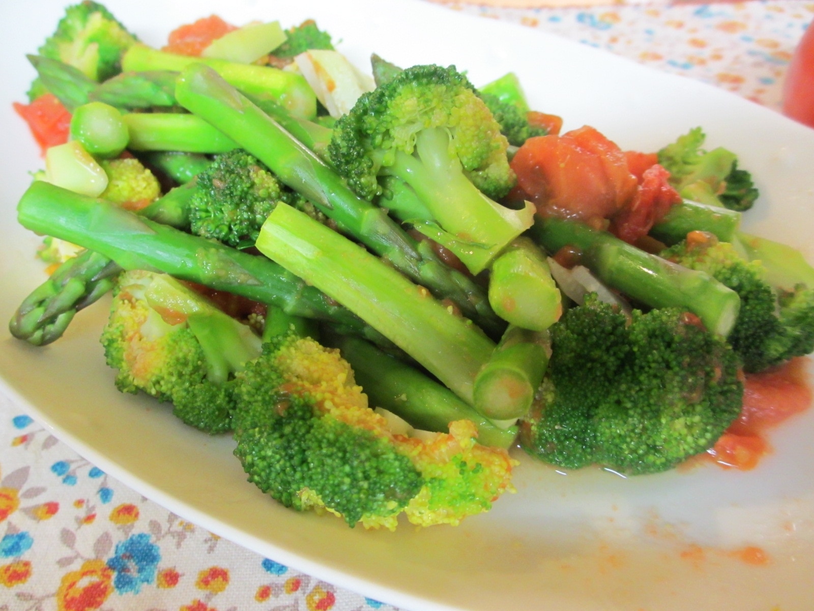  卵 ブロッコリー とうもろこし アスパラガス 玉ねぎ トマト 卵 ブロッコリー とうもろこし アスパラガス 玉ねぎ トマト アスパラと