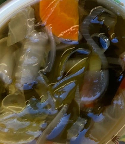 白菜とワカメとちくわの水炊き鍋