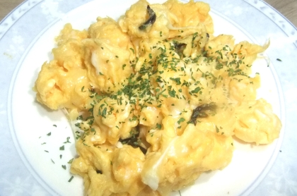 国産チーズと塩昆布のスクランブルエッグ