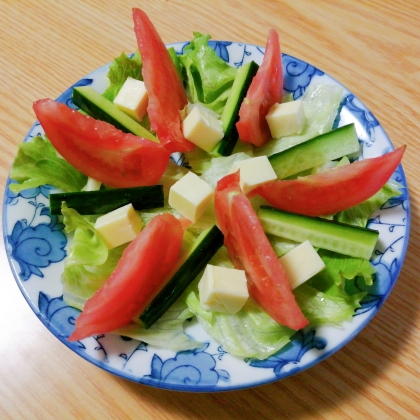 野菜とチーズのサラダ