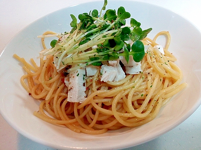 鶏むね肉とかいわれ大根のイタリアンパスタ