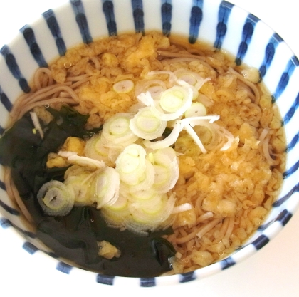 ワカメ入り　たぬき蕎麦