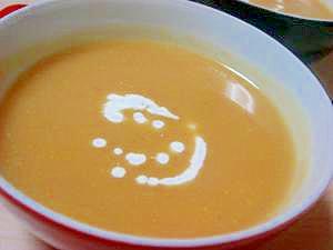 スープ皿に盛り付けたホワイトアスパラガスのスープ