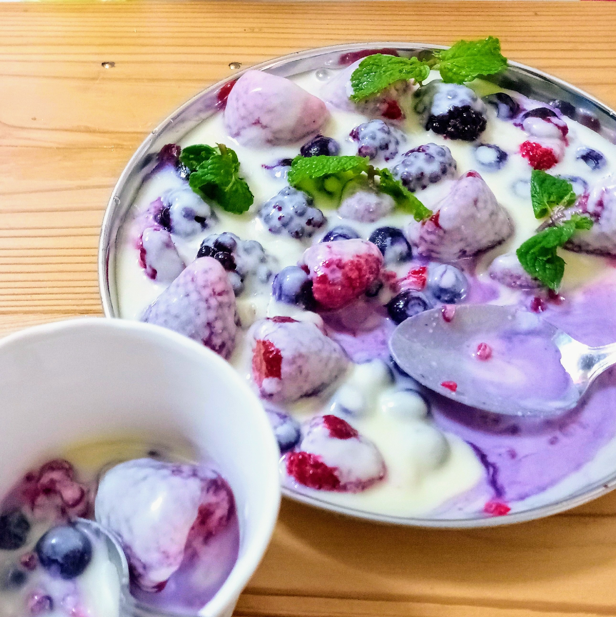 透明なお皿に盛り付けられたアイスベリーホワイトチョコソースがけ