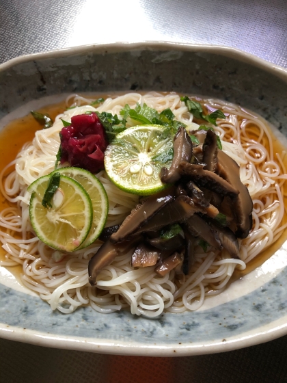 すだちと梅干しのさっぱり味が美味しかったです。残り物の大葉と椎茸煮もトッピングしました。ありがとうございます♪