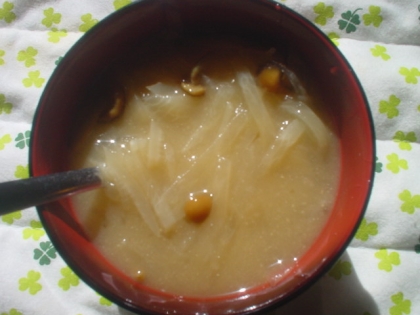 赤味噌が無いのでマルコメ味噌でごめんね；具が沈んじゃったから、おたまで掬い上げてパチリッ☆　なめこに大根は美味しい組み合わせよね❤寒いからホッコリ温まったよ～❤