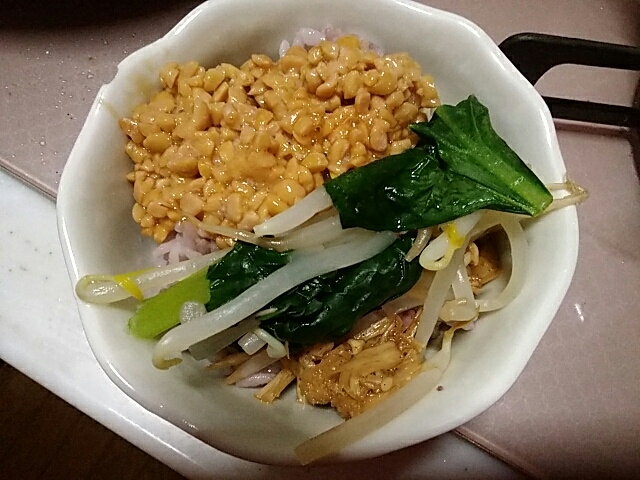小松菜とモヤシのナムルと納豆、なめ茸丼