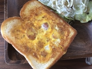 ウインナーと卵とチーズのくりぬきトースト