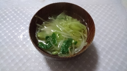 もやしとキャベツとにんじんとチンゲン菜の中華スープ