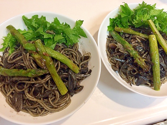 皿に盛られた、アスパラのイカスミパスタ